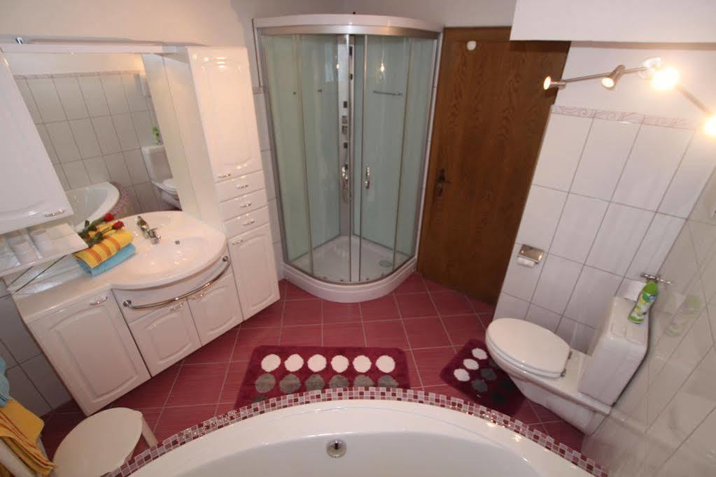 Apart Confimare Hotel Pfunds Buitenkant foto